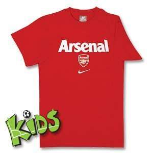  09 10 Arsenal Graphic Tee   Red   Boys: Sports & Outdoors
