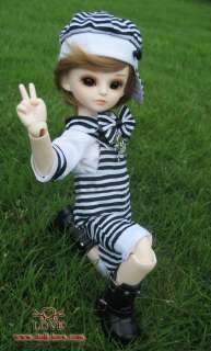 The default hand configuration of the doll is the normal hand. For 